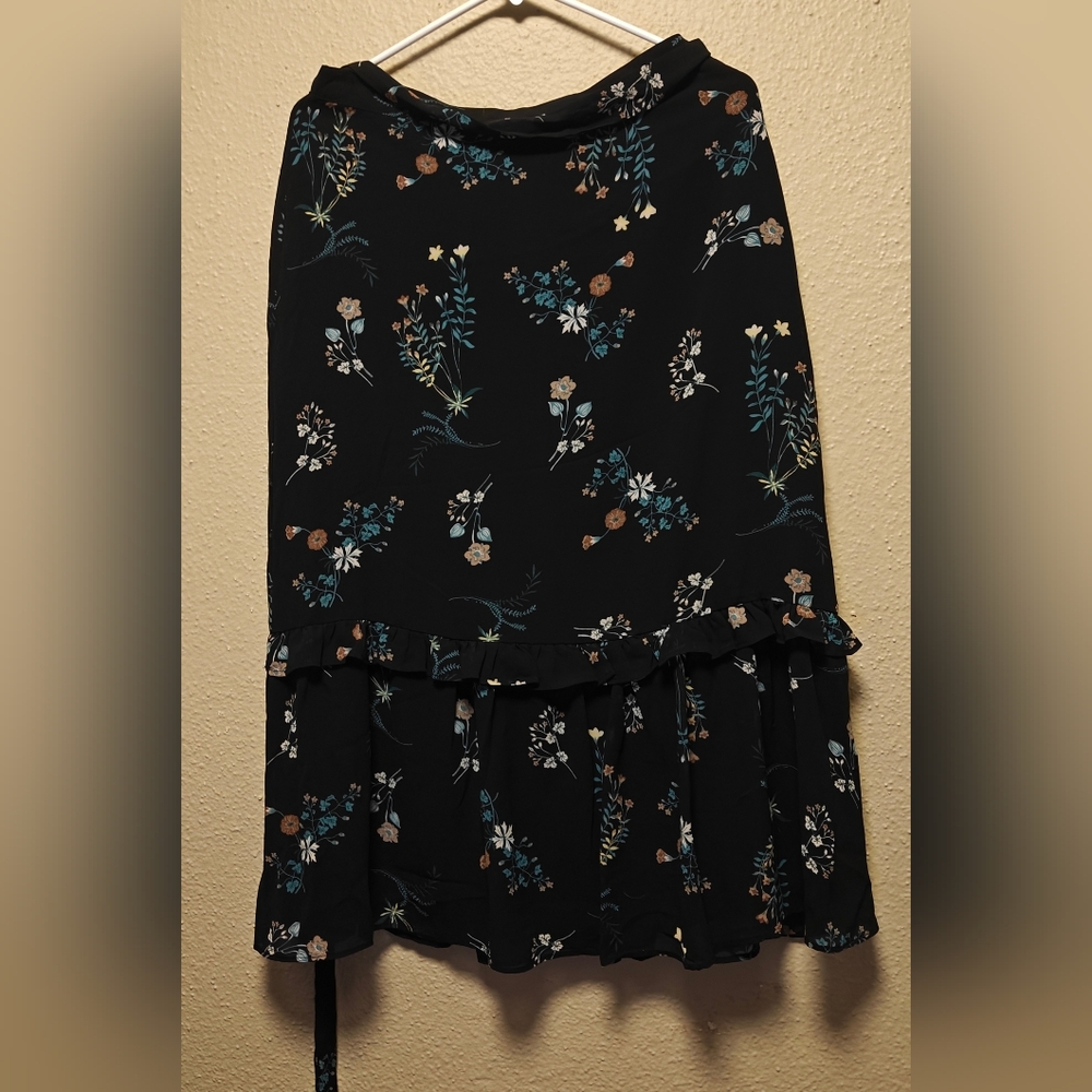 Chic Floral Maxi Skirt in Black - Picture 2 of 2